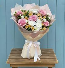 Букет цветов из:  Гвоздики, Орхидеи и Розы в Новосысоевке
