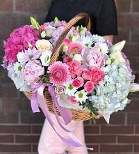 Цветочная композиция из Розы, Хризантемы, Пионы и Лизиантусы в корзине в Новосысоевке