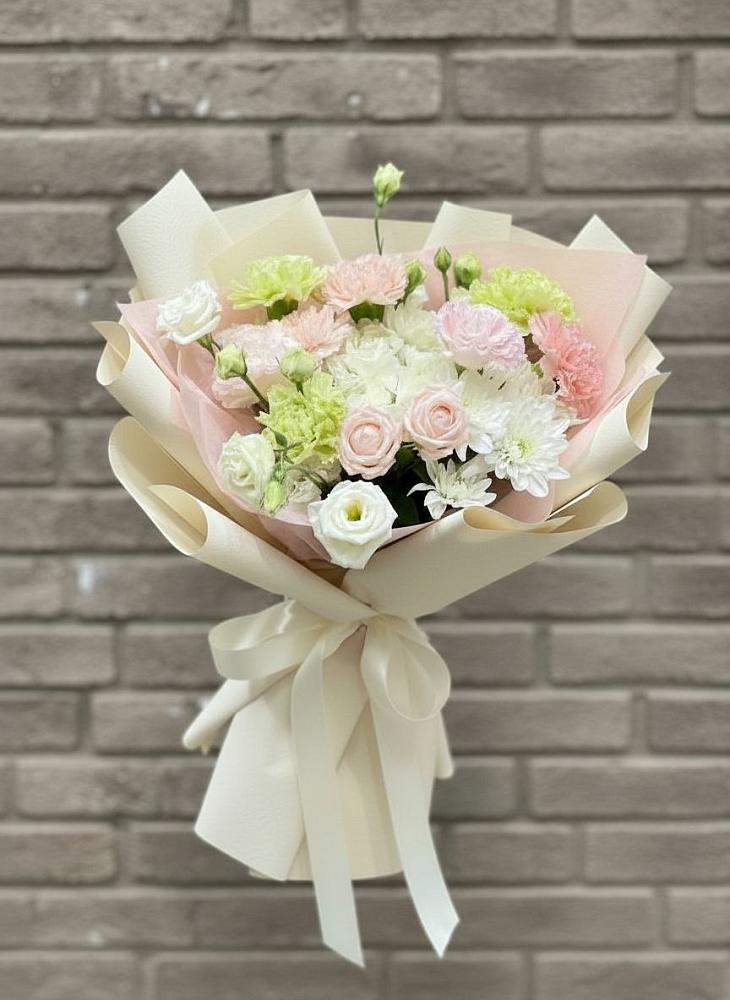 Букет цветов из: Гвоздики, Розы, Лизиантусы и Хризантемы в Новосысоевке