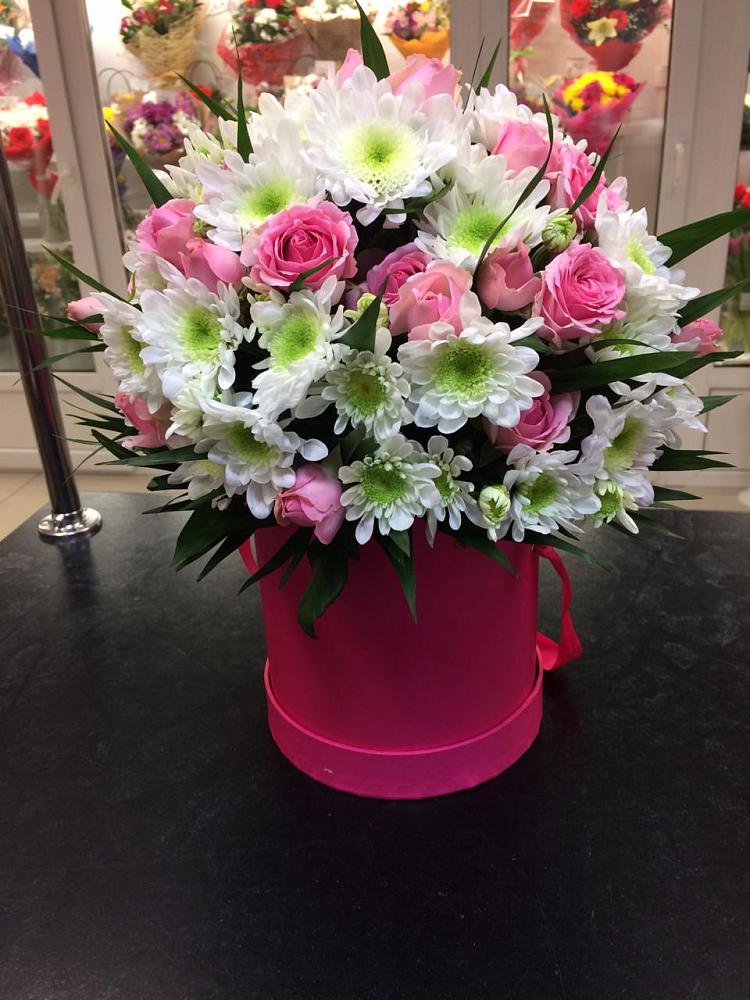 Цветочная композиция из Розы и Хризантемы в шляпной коробке в Новосысоевке