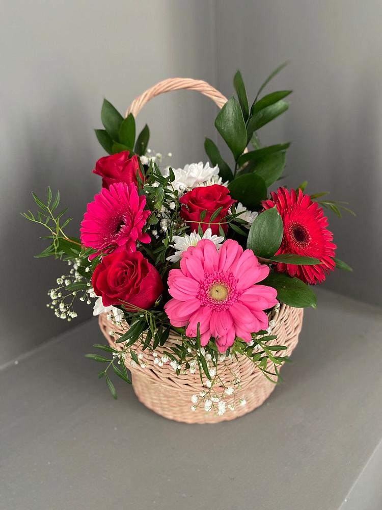 Цветочная композиция из Розы, Хризантемы и Герберы в корзине в Новосысоевке