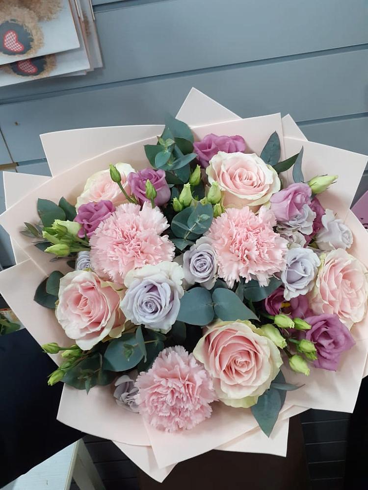 Букет цветов из: Розы, Гвоздики и Лизиантусы в Новосысоевке